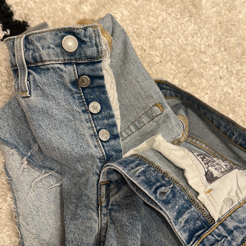 Levi denim jean cutoffs size 26 (2-4) - Picture 5 of 5